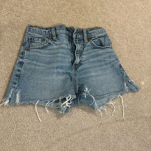 Gently worn. American Eagle women 000 shorts. High rise 90s boyfriend short.